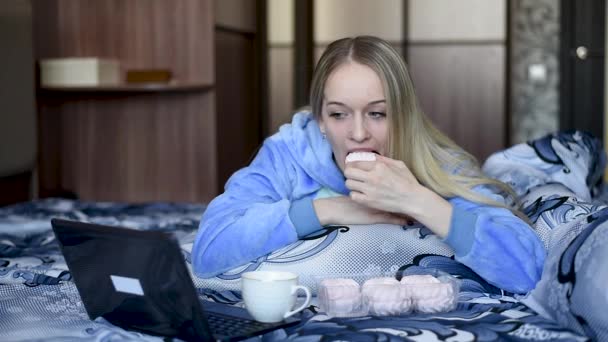 Ragazza Con Capelli Lunghi Pigiama Mattino Letto Riposo Guardando Computer — Video Stock