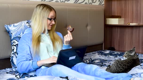 Sabahları Bir Kedi Ile Yatakta Mavi Pijama Sarı Saçlı Kız — Stok video
