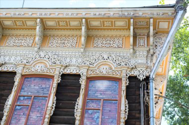 18. yüzyılın ortalarında eski ev, eski harap boya ile binanın önseki ve çatı üzerinde ahşap oyma elemanları 