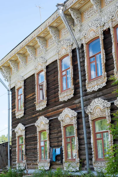 18. yüzyılın ortalarında eski ev, eski harap boya ile binanın ön ve çatı pencere ve çatı ahşap oyma elemanları Mavi gökyüzüne karşı gün ışığında evin üzerinde oyma Antik ahşap