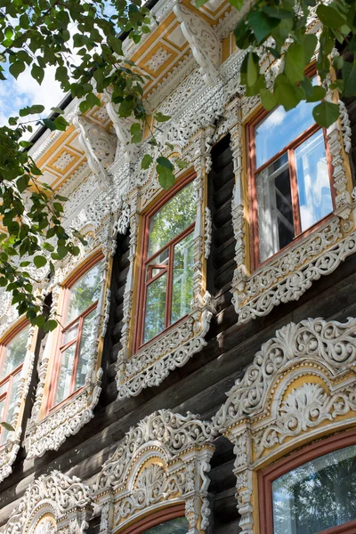 18. yüzyılın ortalarında eski ev, eski harap boya ile binanın önseki ve çatı üzerinde ahşap oyma elemanları 