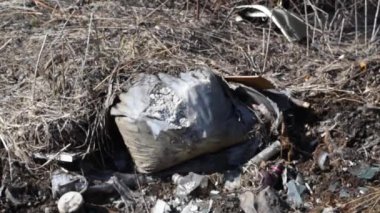 Orman ve parkların doğal ortamda ki ev ve inşaat atıklarının izinsiz boşaltılmasını çöplü lük ile ormandaki inşaat atıkları ve plastik depolama