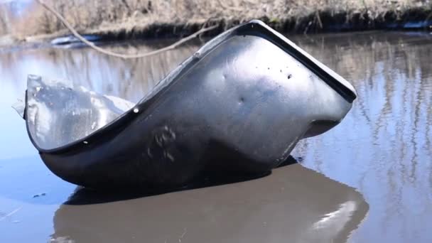 Asa Rasgada Carro Preto Velho Flutua Uma Poça Uma Estrada — Vídeo de Stock