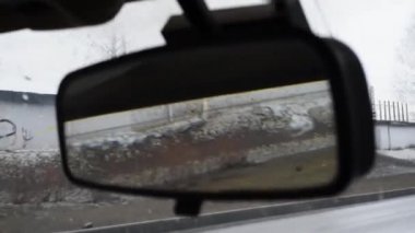 Bir retro araba, bir ev yolu ve bir araba daldırma farlar ile arkasında sürüş kirli ayna ile görünümü. sovefory ve yol işaretleri Sağ kirli araba dikiz aynası, ayna görünümü 