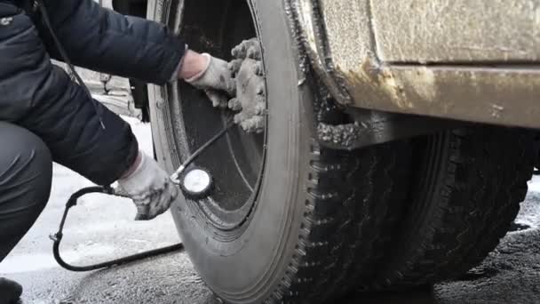 Uppblåsbar Däck Kompressor Med Svart Slang Och Extern Tryckgivare Regnigt — Stockvideo