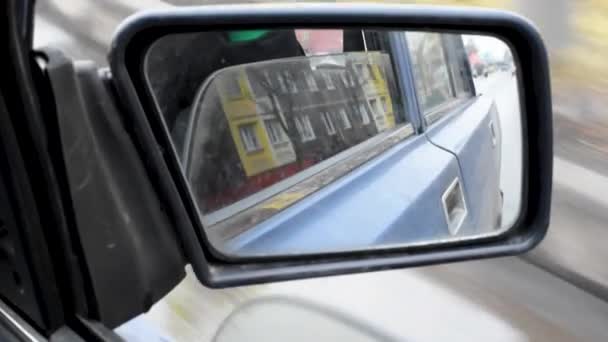 Вид Через Грязное Зеркало Ретро Машины Дома Дороги Автомобиль Едущий — стоковое видео