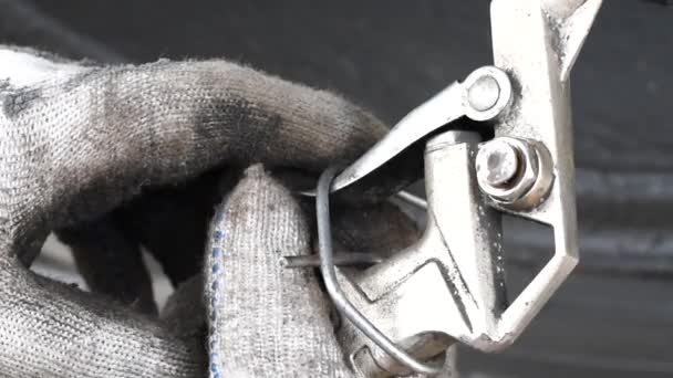 Compresseur pneumatique gonflable avec tuyau noir et capteur de pression externe par temps pluvieux La pompe gonfle la roue sale sous la pluie à la lumière naturelle 