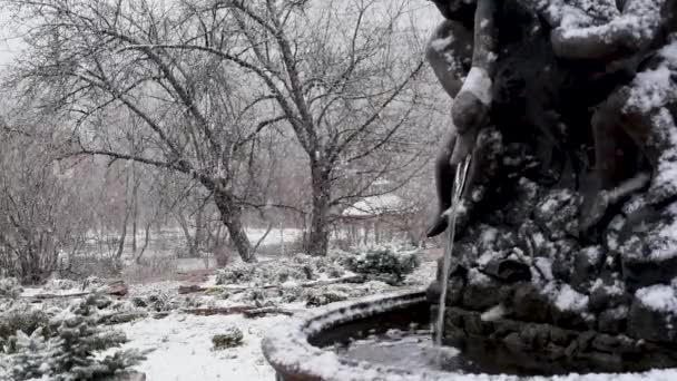 Brunnen Gartenbrunnen Mit Wasser Vorfrühling Bei Schneebedecktem Wetter Ist Roher — Stockvideo