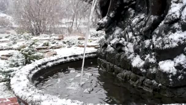 Фонтан Садовый Фонтан Водой Ранняя Весной Снежную Погоду Сырой Большой — стоковое видео