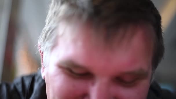 Голодный Человек Ест Гамбургеры Хот Доги Напитком Стакана Трубкой Человек — стоковое видео