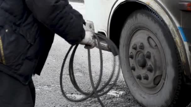 Opblaasbare Banden Compressor Met Zwarte Slang Externe Druksensor Regenachtig Weer — Stockvideo