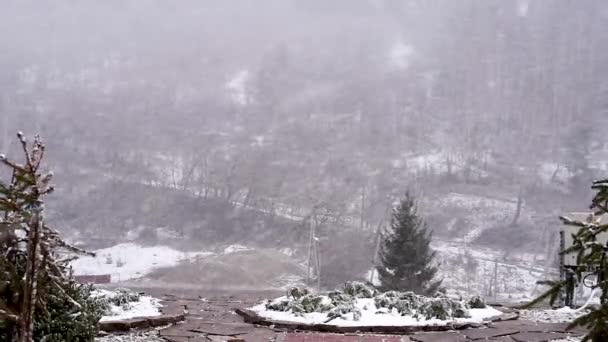 Σιντριβάνι Σιντριβάνι Κήπου Νερό Νωρίς Την Άνοιξη Χιονισμένο Καιρό Είναι — Αρχείο Βίντεο