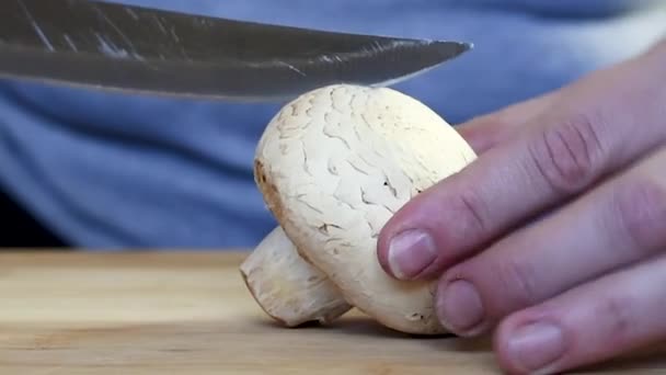 Uma Mulher Corta Cogumelos Uma Tábua Madeira Com Uma Faca — Vídeo de Stock