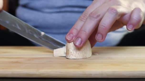 Uma Mulher Corta Cogumelos Uma Tábua Madeira Com Uma Faca — Vídeo de Stock