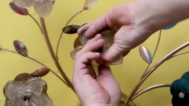 Bir adam özel bir anahtar ile avize tavan ışığı nı söker, sarı streç tavankarşı, yakın çekim 