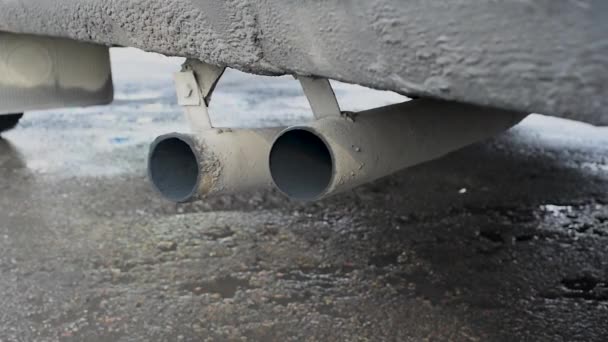 Gases Escape Que Salen Del Tubo Escape Del Coche Contaminando — Vídeo de stock