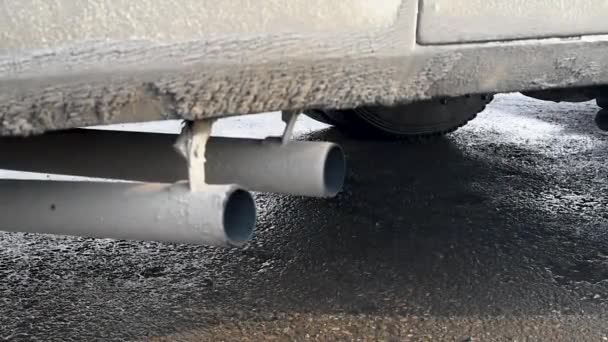 汽车排气管排出的废气污染环境 黑烟从汽车管中冒出来 — 图库视频影像