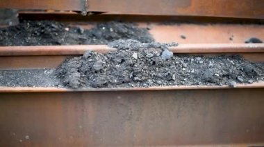 Eski paslı demir raylar açık hava hurda metal dökümü yatıyor. Paslı demir gün ışığında açık havada yatıyor