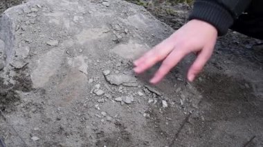 Bir at şeklinde antik metal nesnenin diyarında bulunan kadın. Gün ışığında eski bir nesneyi yakın çekimde bulmak 