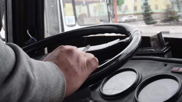 Homme Fume Une Cigarette Conduisant Une Voiture Une Cigarette Qui — Video