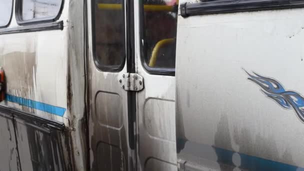 Het Wassen Van Bus Reis Met Een Speciale Borstel Water — Stockvideo