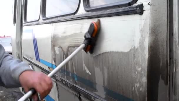 Waschen Des Busses Nach Der Fahrt Mit Einer Speziellen Bürste — Stockvideo