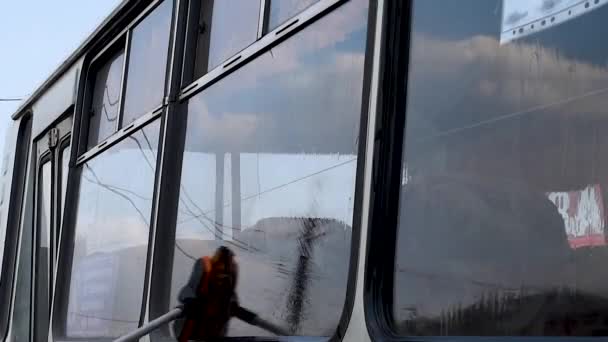 Миття Автобуса Після Поїздки Спеціальним Пензлем Водою Чоловік Миє Брудний — стокове відео
