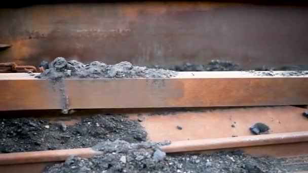 Oude Roestige Ijzeren Rails Liggen Open Lucht Schroot Dump Roestig — Stockvideo