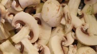 Mantarlar, soğan ve biber ile ısıtılmış tereyağı bir tavada kızartılmış. Tereyağında bir tavada haşlama ve kızartma işleminde mantarlar