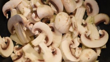 Mantarlar, soğan ve biber ile ısıtılmış tereyağı bir tavada kızartılmış. Tereyağında bir tavada haşlama ve kızartma işleminde mantarlar