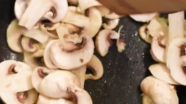 Mantarlar, soğan ve biber ile ısıtılmış tereyağı bir tavada kızartılmış. Tereyağında bir tavada haşlama ve kızartma işleminde mantarlar