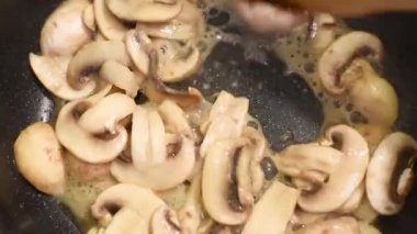 Mantarlar, soğan ve biber ile ısıtılmış tereyağı bir tavada kızartılmış. Tereyağında bir tavada haşlama ve kızartma işleminde mantarlar