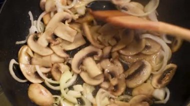 Mantarlar, soğan ve biber ile ısıtılmış tereyağı bir tavada kızartılmış. Tereyağında bir tavada haşlama ve kızartma işleminde mantarlar