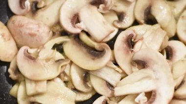 Mantarlar, soğan ve biber ile ısıtılmış tereyağı bir tavada kızartılmış. Tereyağında bir tavada haşlama ve kızartma işleminde mantarlar