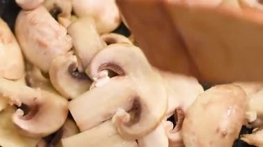 Mantarlar, soğan ve biber ile ısıtılmış tereyağı bir tavada kızartılmış. Tereyağında bir tavada haşlama ve kızartma işleminde mantarlar