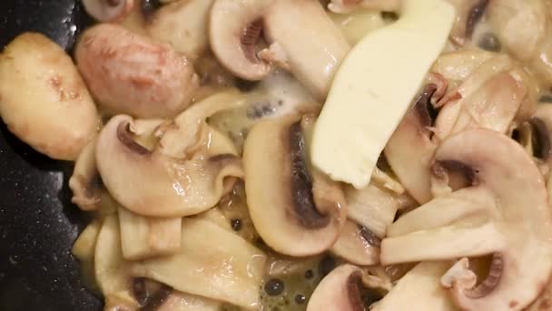 Champignons Frits Dans Une Poêle Beurre Chauffé Avec Oignons Poivre — Video