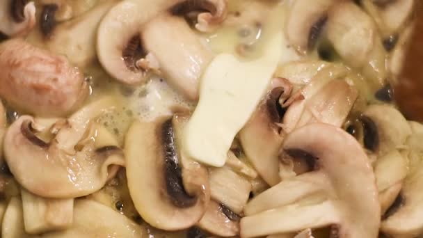 用洋葱和胡椒在加热的黄油中煎 蘑菇在黄油锅中炖和煎炸的过程 — 图库视频影像