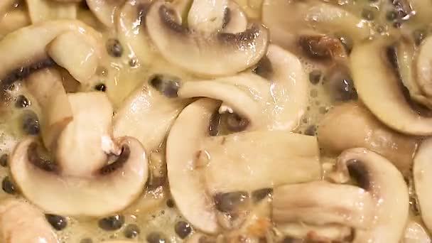 Champignons Frits Dans Une Poêle Beurre Chauffé Avec Oignons Poivre — Video
