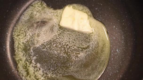 Mantarlar Soğan Biber Ile Isıtılmış Tereyağı Bir Tavada Kızartılmış Tereyağında — Stok video