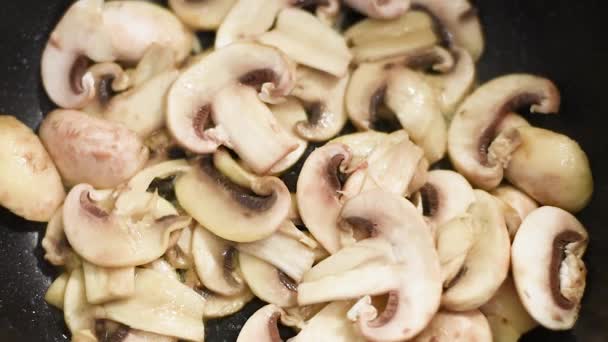 Champignons Gebakken Een Pan Verwarmde Boter Met Uien Peper Paddestoelen — Stockvideo