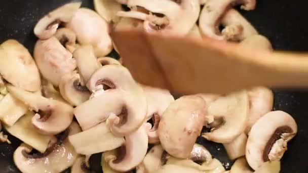 Champignons Einer Pfanne Erhitzter Butter Mit Zwiebeln Und Pfeffer Gebraten — Stockvideo