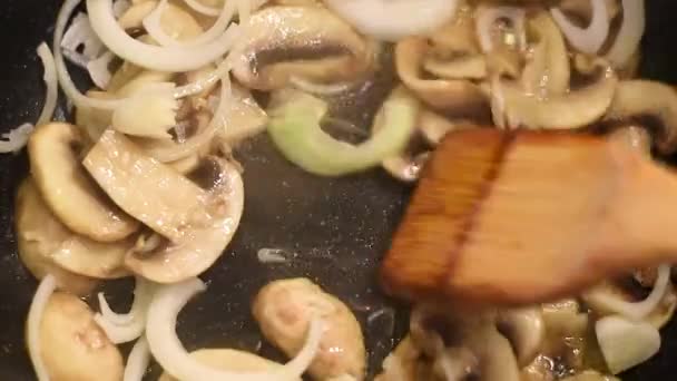用洋葱和胡椒在加热的黄油中煎 蘑菇在黄油锅中炖和煎炸的过程 — 图库视频影像