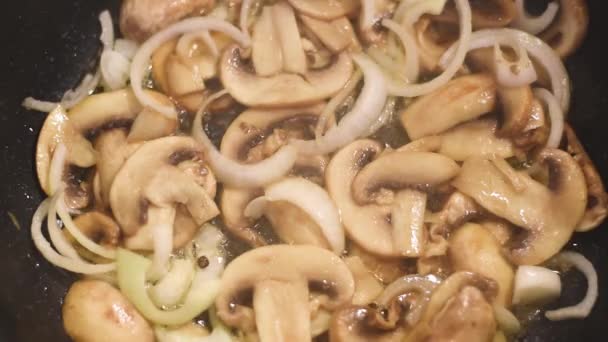 Champignons Gebraten Einer Pfanne Erhitzter Butter Mit Zwiebeln Und Pfeffer — Stockvideo