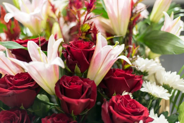 Güller, zambaklar, krizantemler yakın-up yeşillik bir arka plan üzerinde çiçek düzenlemeleri. Yazı için yer ile tebrik kartı. Yeşil arka plan üzerinde farklı çiçeklerin yakın çekim kompozisyonları 