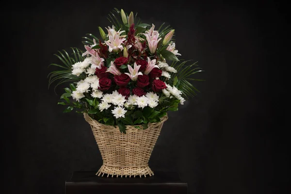 Sepetteki çiçeklerin çiçek aranjmanı cenazeler ve yer imleri için kullanılır. Yazıt için bir yer ile yas kartı. Siyah bir arka plan üzerinde çiçekler ile Ritüel cenaze sepeti
