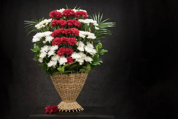 Kwiat Układ Kwiatów Koszyku Jest Używany Pogrzebów Zakładek Karta Żałoba — Zdjęcie stockowe