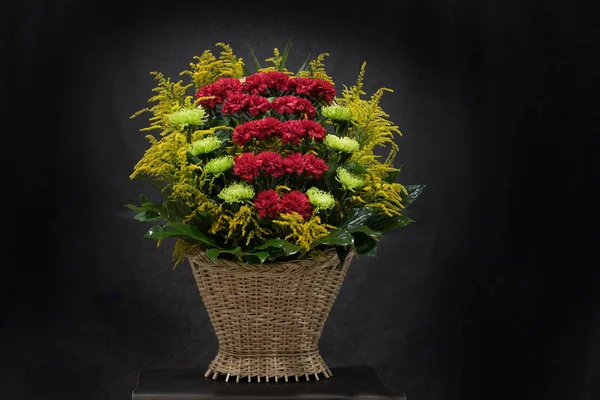 Sepetteki çiçeklerin çiçek aranjmanı cenazeler ve yer imleri için kullanılır. Yazıt için bir yer ile yas kartı. Siyah bir arka plan üzerinde çiçekler ile Ritüel cenaze sepeti