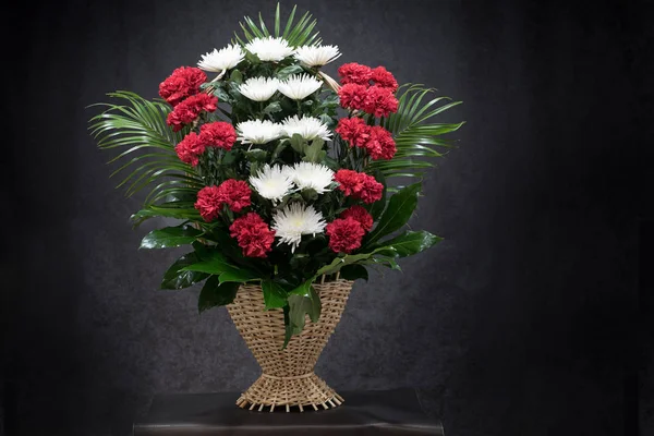Květinové Uspořádání Květin Košíku Používá Pro Pohřby Záložky Smuteční Kartu Royalty Free Stock Obrázky