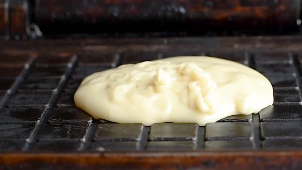 在华夫饼制造商中制作新鲜热华夫饼作为食品 在白天 用华夫饼制造商的新鲜面团制备晶圆 — 图库视频影像