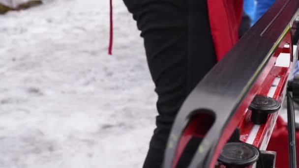 Smering Van Langlaufski Voor Beter Glijden Sneeuw Bij Cross Country — Stockvideo